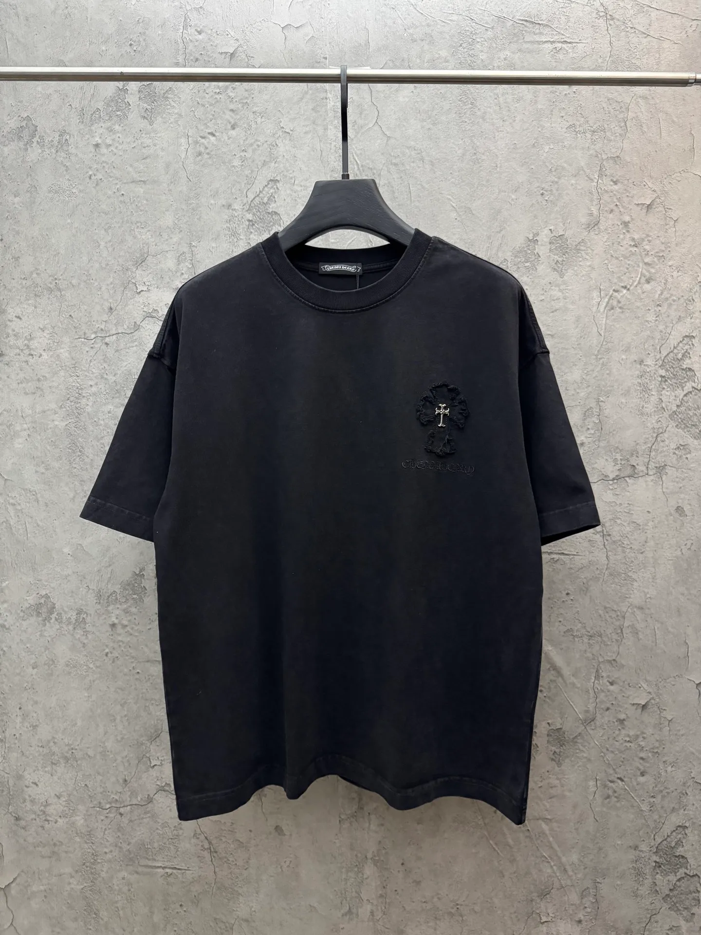 P230 top version, real shot without P, ​​different from market currency) 𝗖𝗵𝗿𝗼𝗺𝗲 𝗛𝗲𝗮𝗿𝘁𝘀/Croxin 2026 spring new original single counter American washed patch embroidered couple short sleeves 👑The highest version! Customized fabric 320 grams, washed and fried. Best-selling model at the counter. Very comfortable to wear. Accessories: Original molded and authenticated collar label➕100% silk wash label. Genuine purchase-grade original hangtag➕matching hanging rope➕3D hanging beads➕original packaging bag. Craftsmanship: The original version has consistent wiring! The highest version of the armhole matching technique! Color: Gray Black Size: S M L XL Style No.: 6609